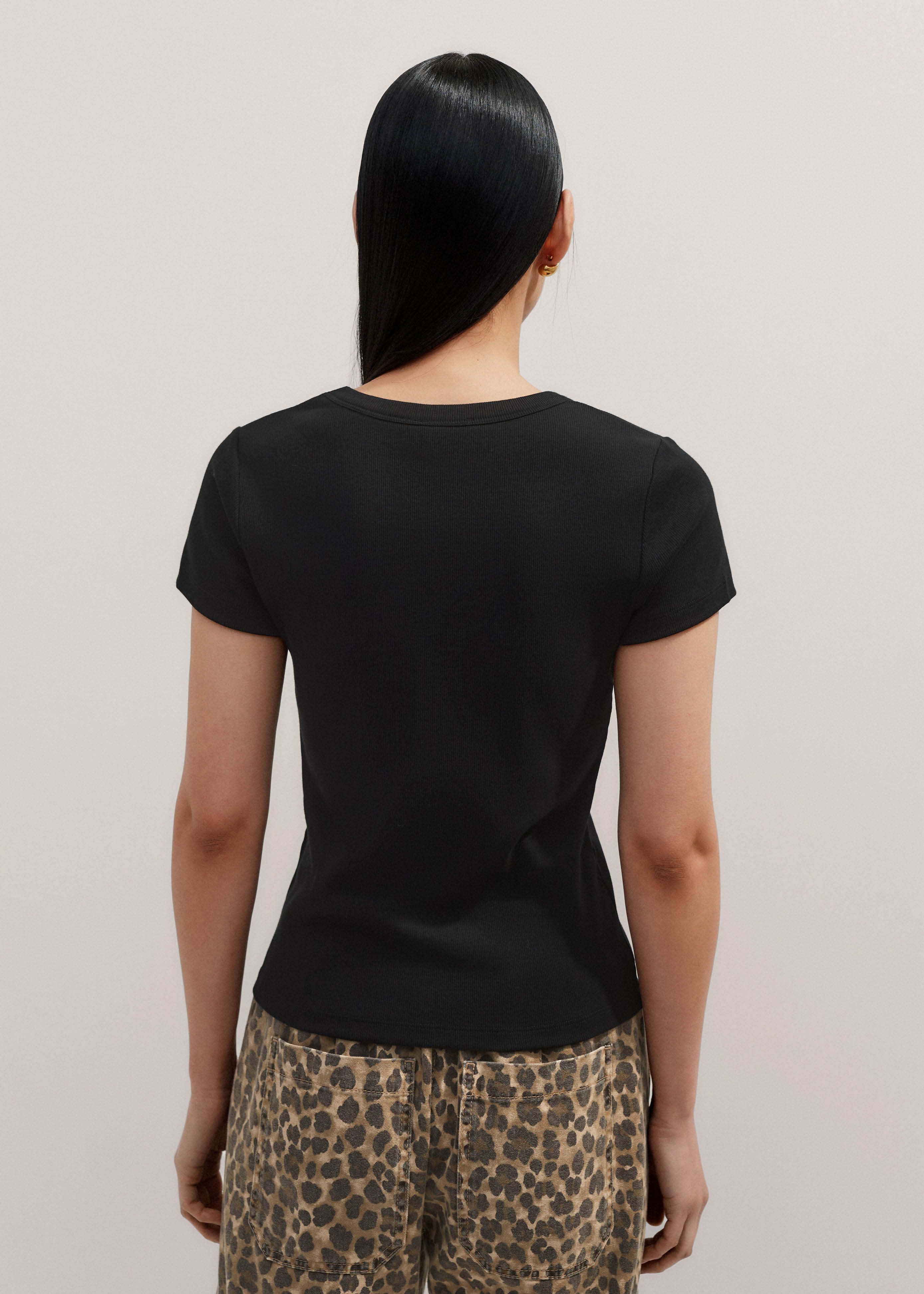 【INCHANT ME】Cutting Rib T-shirt Women's Black Ultimate Fitted Rib V-Neck Tee | ME+EM