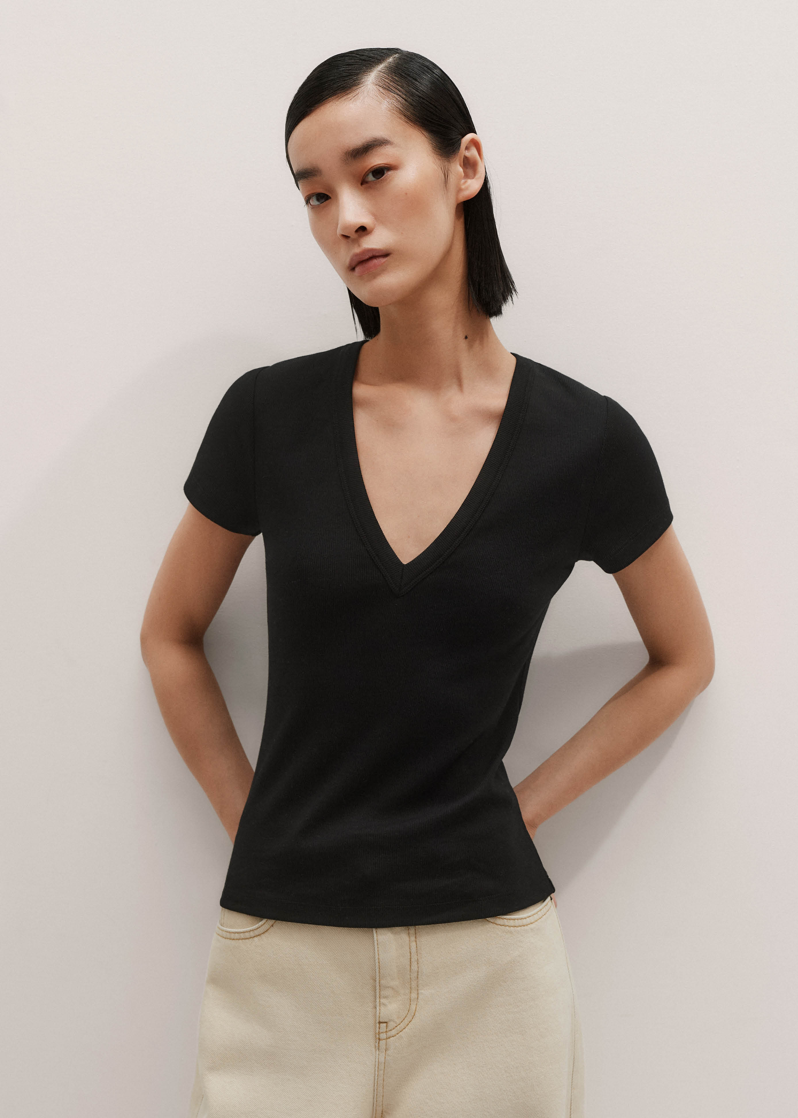 【mnem】Etive Ribbed V-neck Tee Women's White Ultimate Fitted Rib V-Neck Tee | ME+EM