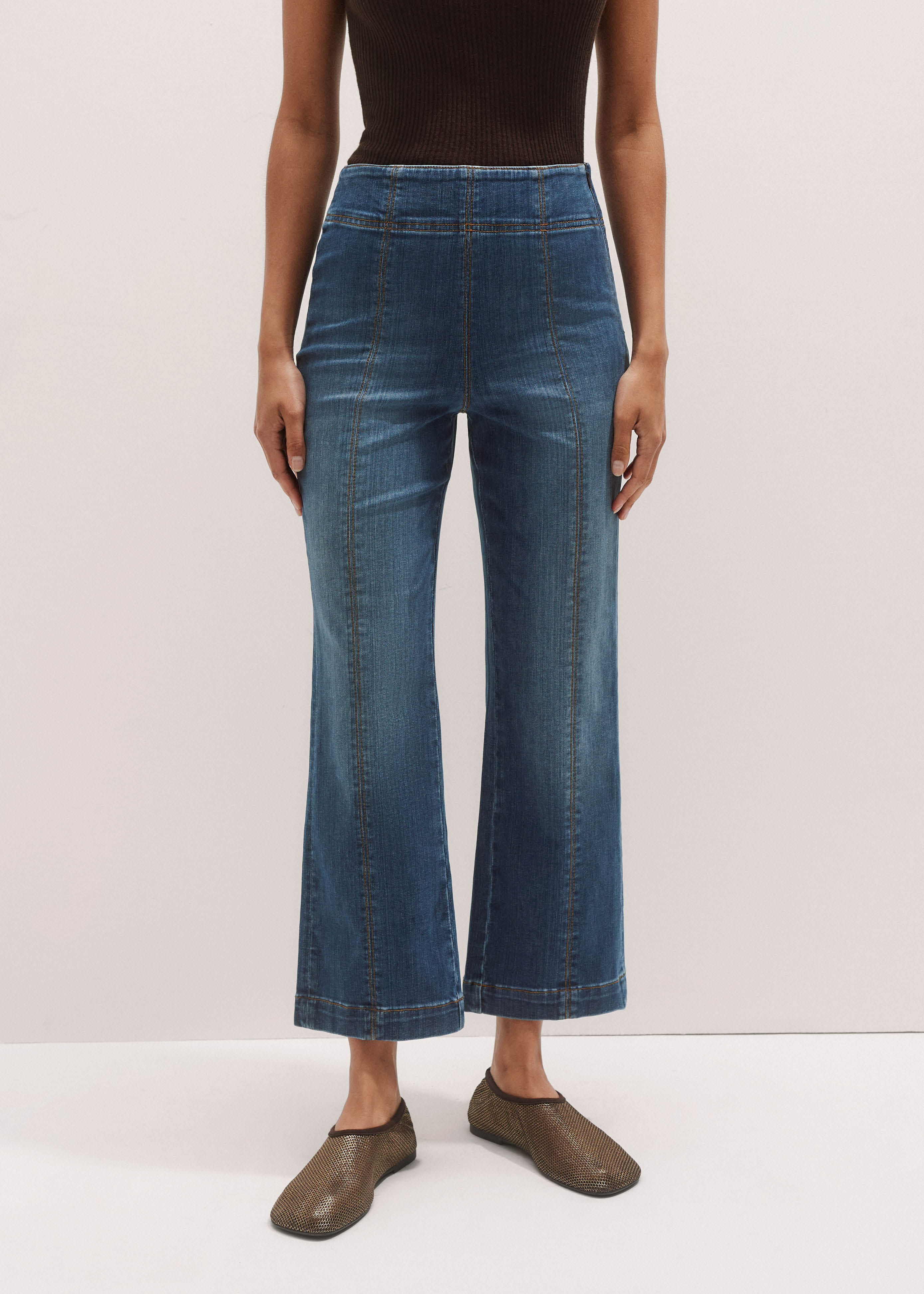 Women's Mid-Blue Kick Flare Crop Travel Jean ME+EM