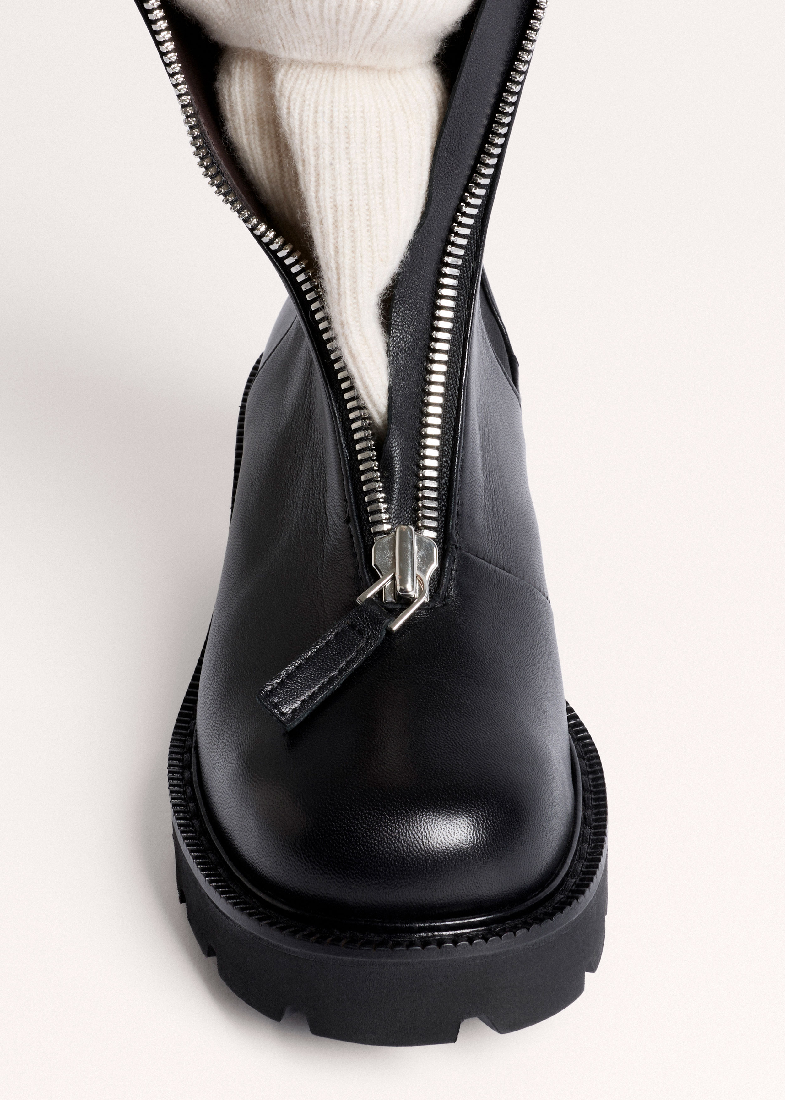 FRONT ZIP BOOTS ブラック Zipped Boot I Black – The Row