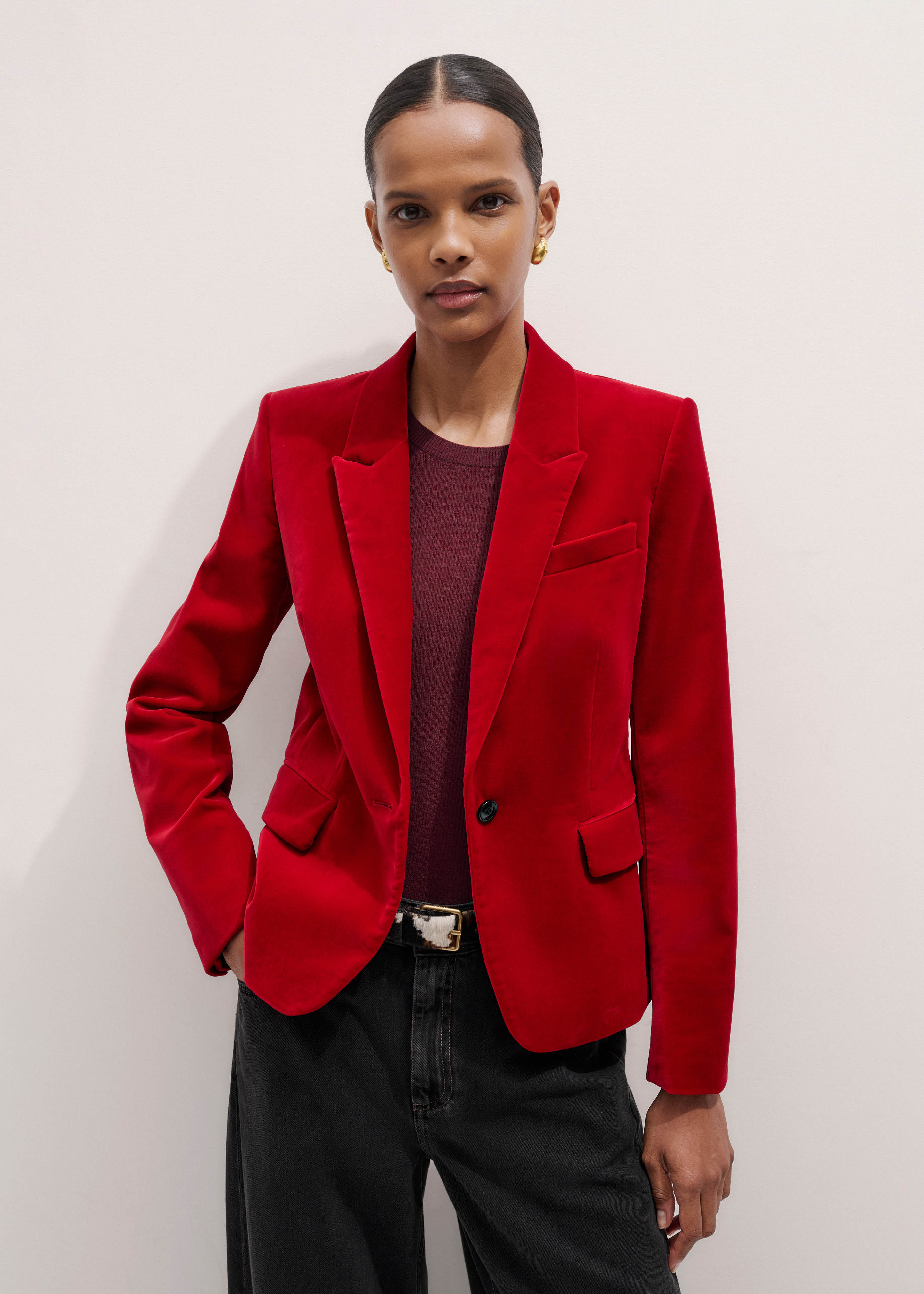 Why I Switched to a Red Velvet Jacket for en