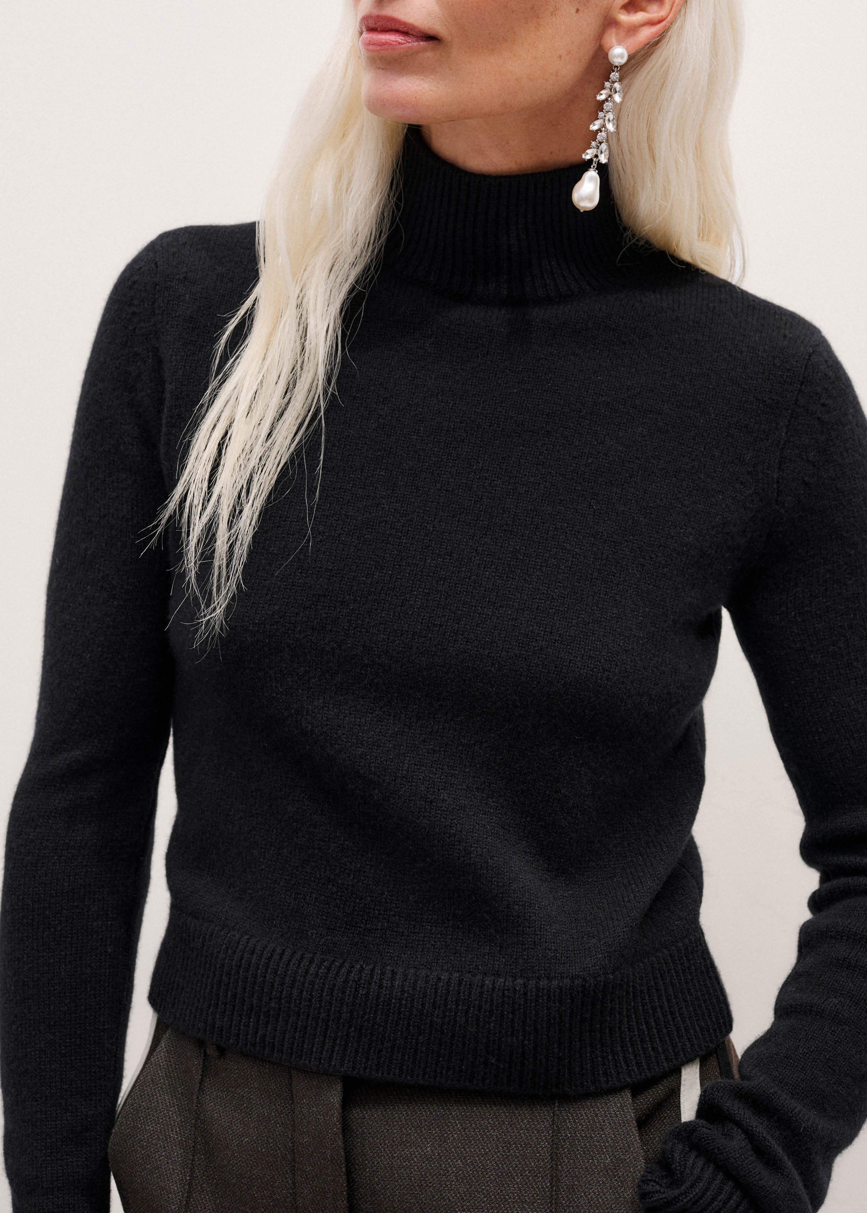 Women's Black Cashmere High Neck Crop Jumper | ME+EM