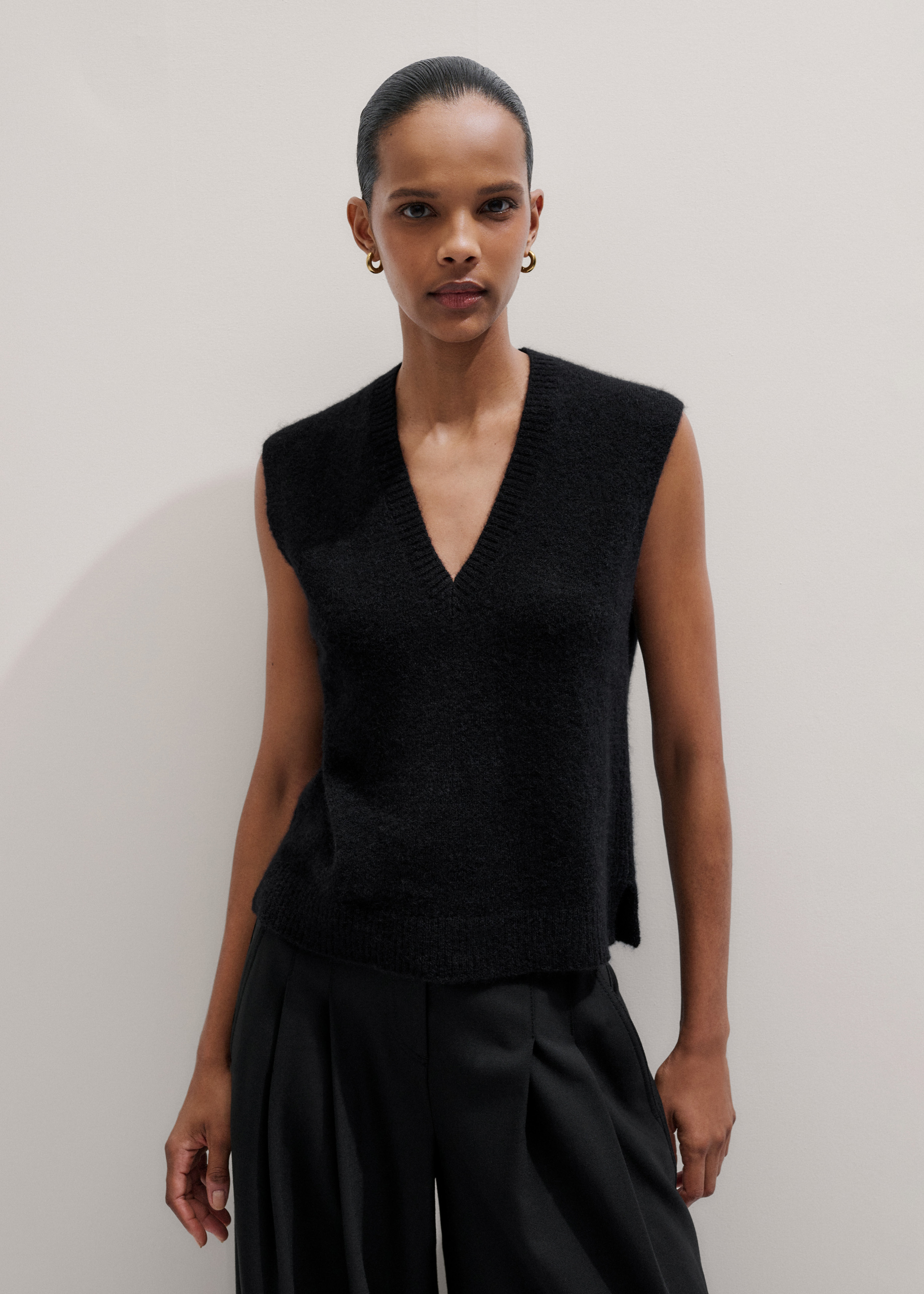 Women's Black V-Neck Straight Knit Vest | ME+EM