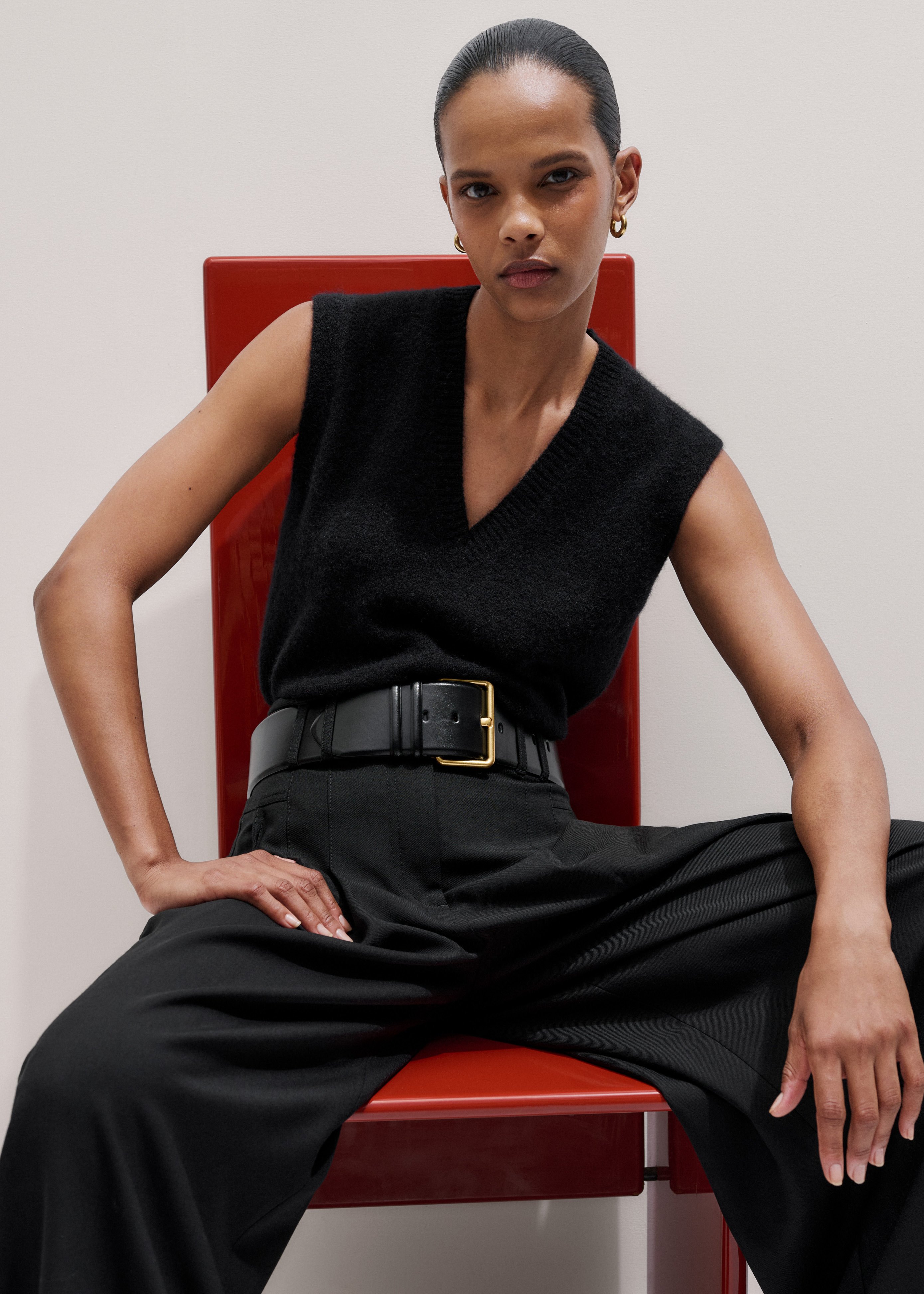 Women's Black V-Neck Straight Knit Vest | ME+EM