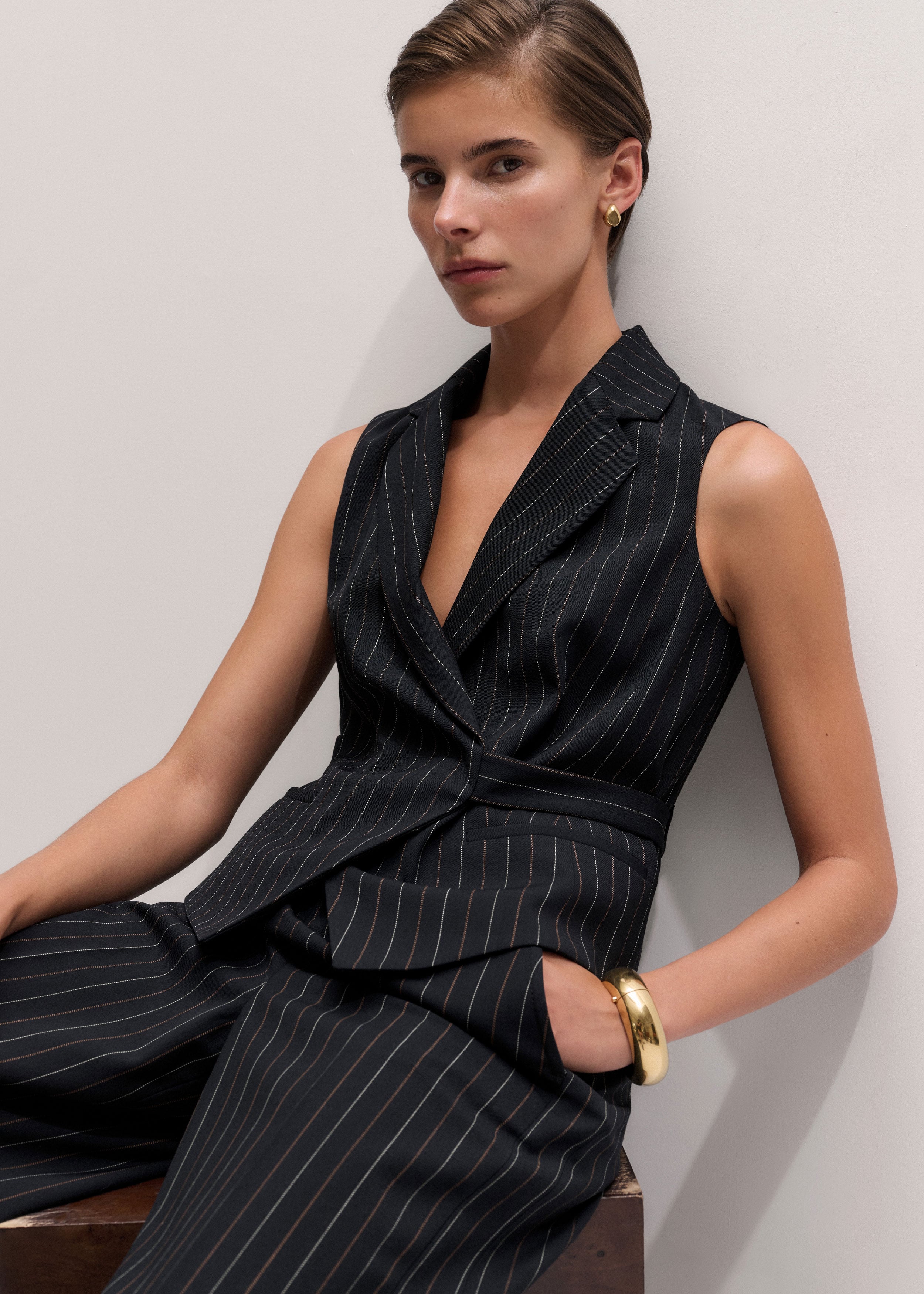 Yoli Silk Wrap Vest 2024 ブラック Women's Black Pinstripe Wrap Vest | ME+EM