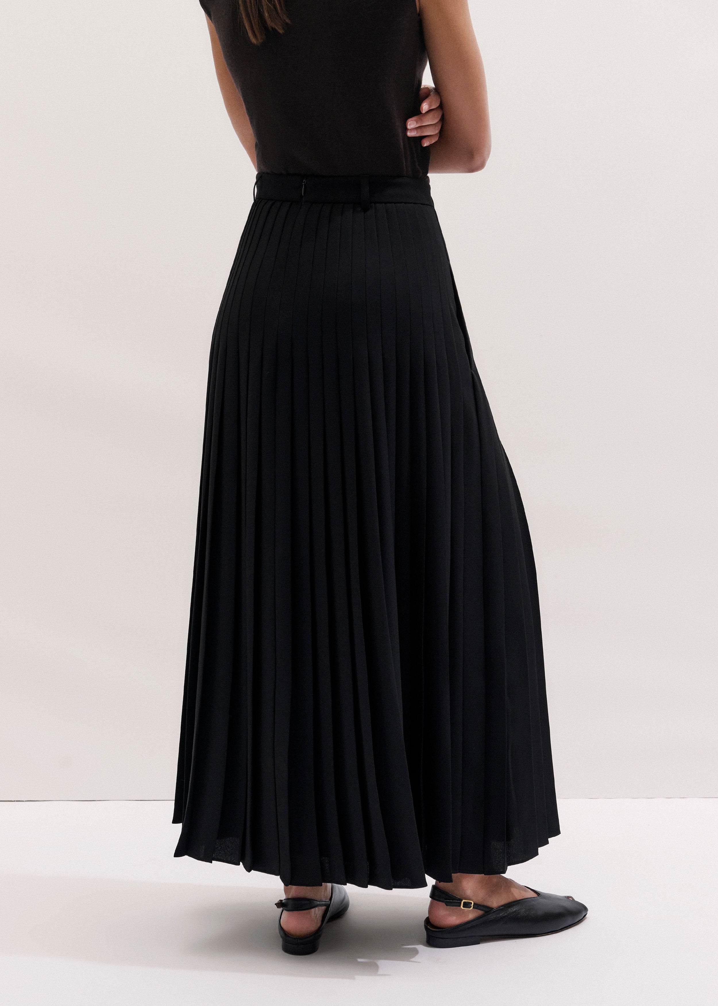 Women's Black Slit Pleated Maxi Skirt | ME+EM